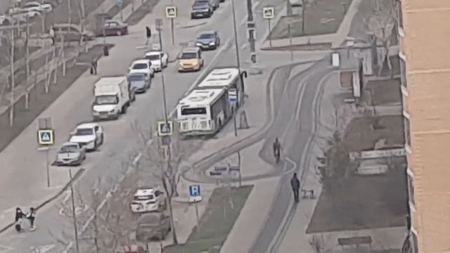 автобус ЛиАЗ 6213 едет на остановку вид с 12 этажа смотреть онлайн