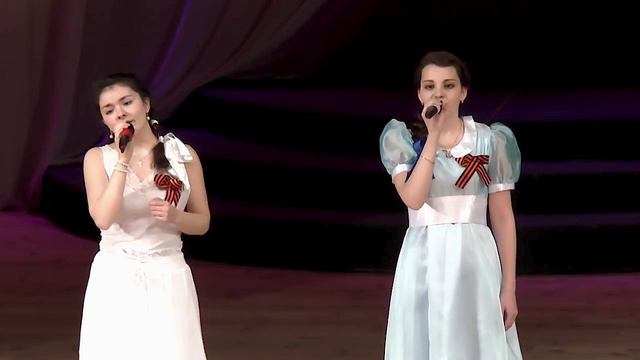 Концерт посвящённый Дню Победы Конаково 9 мая 2014. (дуэт Мария Курганова и Юлия Песняк.)mp4