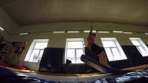 КАК СДЕЛАТЬ ДВОЙНОЕ САЛЬТО ВПЕРЁД НА БАТУТЕ?? ОБУЧЕНИЕ!