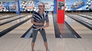 Тренировка по боулингу с двух рук. Работа плеч при замахе