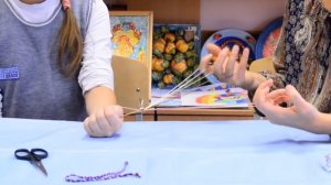 Плетение шнурка из ниток мулине.