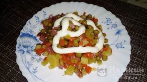 Салат с копченой колбасой, вареной морковью, картофелем и горошком