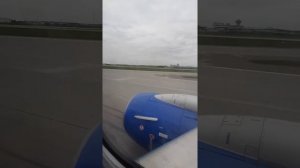 Разгон и взлет самолета в Минском аэропорту. Вид из салона