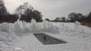Праздничный заплыв . Поздравления с 23 февраля С Днем Защитника Отечества из проруби..mp4