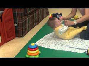 Как учить ребенка поднимать голову в положении лежа на спине