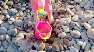 На море. Кораблики, красный, желтый, зеленый, оранжевый. Водный пистолет. Игры в воде. Часть 19