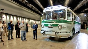 На ВДНХ презентовали единственный в России автобус ЗИЛ-127 / Город новостей на ТВЦ