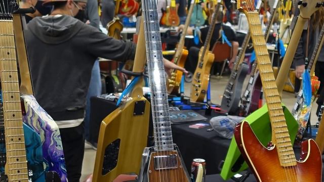 The Craziest Guitars in Texas! | Guitarlington Guitar Show Hunting Highlights 2021 смотреть онлайн