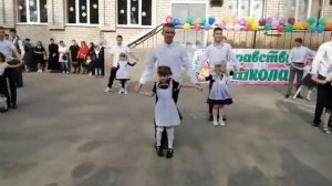 Танец первоклассников и выпускников ! 1 сентября 2022
