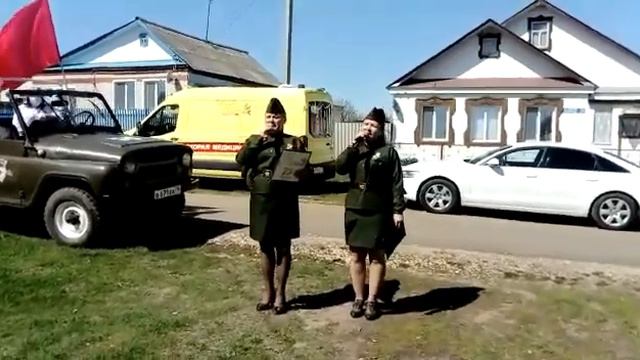 Работники Дома культуры поздравили ветерана песней «День Победы» смотреть онлайн