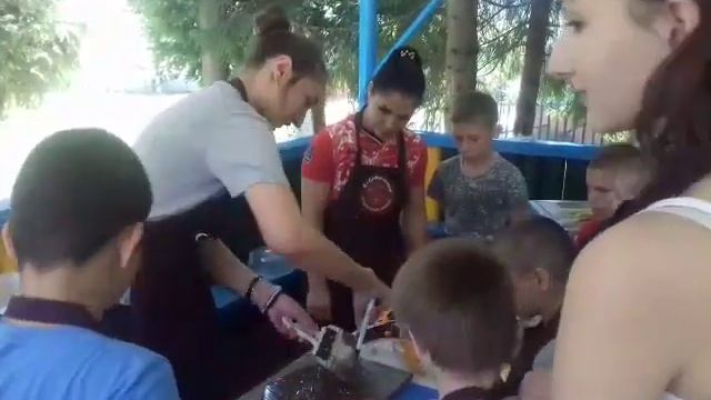 Воспитанникам детского дома «Надежда» показали, как готовить настоящий шоколад смотреть онлайн