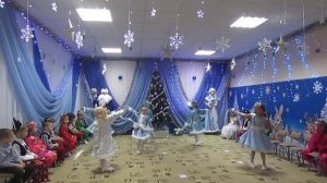 танец Снегурочек  старшая группа "Березка" Новый год 2020