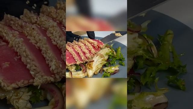 Стейк из тунца в кунжутной панировке!