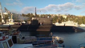 Подводная лодка уходит на дежурство