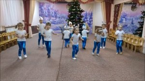 У леса на опушке. Танцуют дети 3 лет.