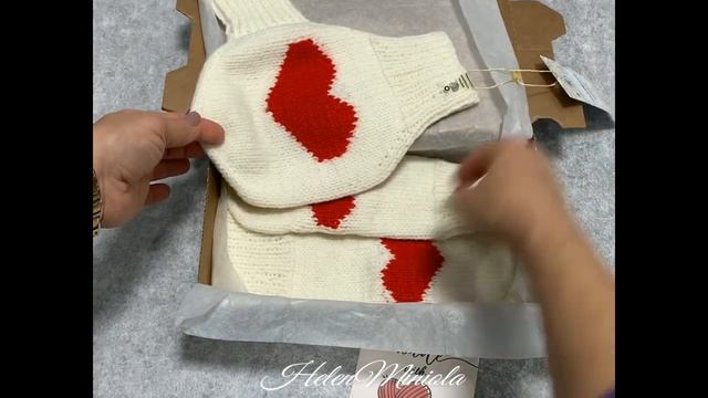 Варежки для влюбленных с красным сердцем