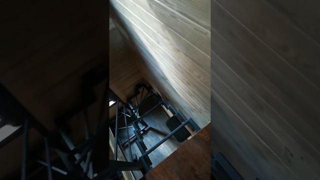 Лестница на ломаном металлическом каркасе https://niksvar.ru/lestnicy-iz-metalla смотреть онлайн