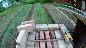 Простой мангал из кирпича своими руками. A simple grill made of bricks with his hands.