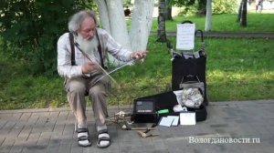 Алексей Петродворецкий играет на пиле