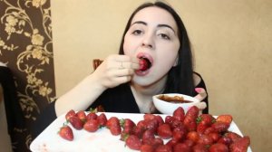 2 КГ КЛУБНИКИ ЗА РАЗ/ СМОГУ? / MUKBANG #AykaEmilly