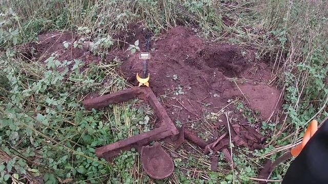 коп металлолом возле фермы