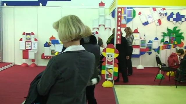 Выставка детских рисунков. Стенды от "Националь" г Москва смотреть онлайн