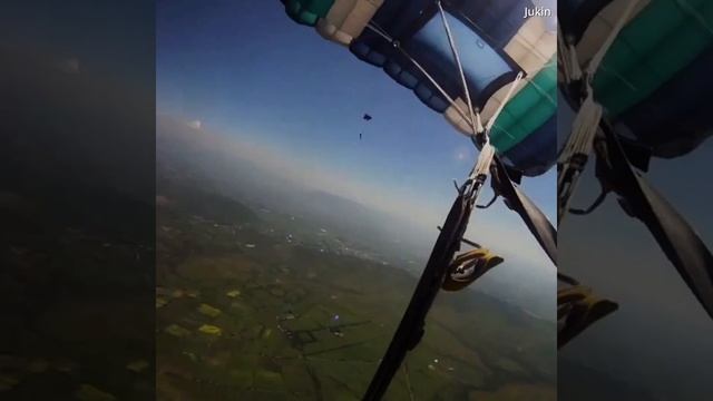 У парашюта перекрутились и оборвались стропы. Шокирующее видео! смотреть онлайн
