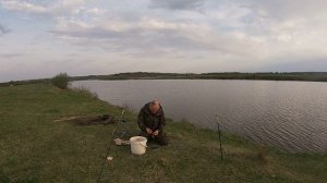 Утренняя ловля большого леща на реке. Ловим на фидер, насадка бутерброд.