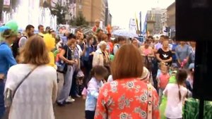 Видео. Веселые клоуны развлекают детей и взрослых.