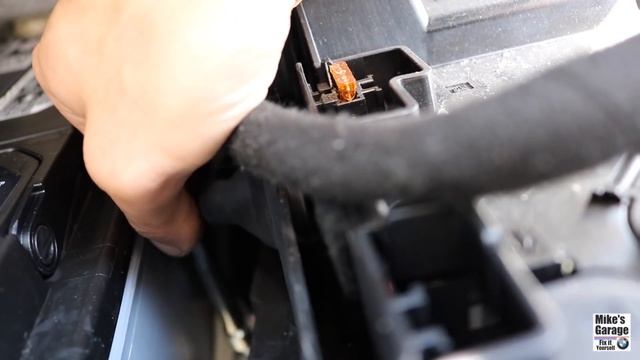 How to replace battery on Porsche Cayenne | Как поменять аккумулятор на Порше Каен / DIY смотреть онлайн