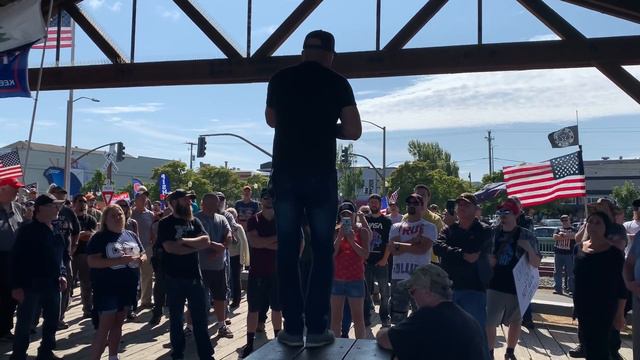 Joey Gibson speaks at Coos Bay смотреть онлайн