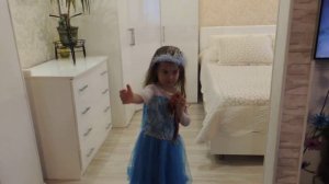 Марианна в костюме Эльзы поет песню из мультфильма Холодное сердце и читает стихи