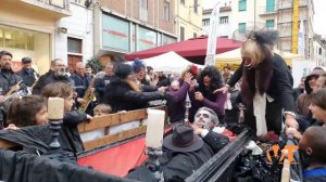 A Pontedera il corteo funebre tra le vie del centro storico