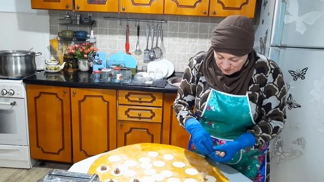 КВАСИМ КАПУСТУ / ПЕЛЬМЕНИ - КАКОЙ ВЫХОД ИЗ 1 КГ МЯСА / ТОПИМ ЖИР смотреть онлайн