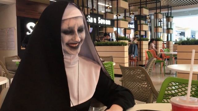 МОНАХИНЯ В РЕАЛЬНОЙ ЖИЗНИ | РЕАКЦИЯ ЛЮДЕЙ НА ВАЛАКА смотреть онлайн