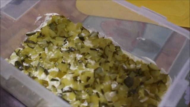 ПРОСТОЙ И ВКУСНЫЙ САЛАТ НА СКОРУЮ РУКУ С СОЛЕНЫМИ ОГУРЦАМИ И СЫРОМ, ЛЕГКИЙ САЛАТ, НЕДОРОГОЙ САЛАТ, смотреть онлайн