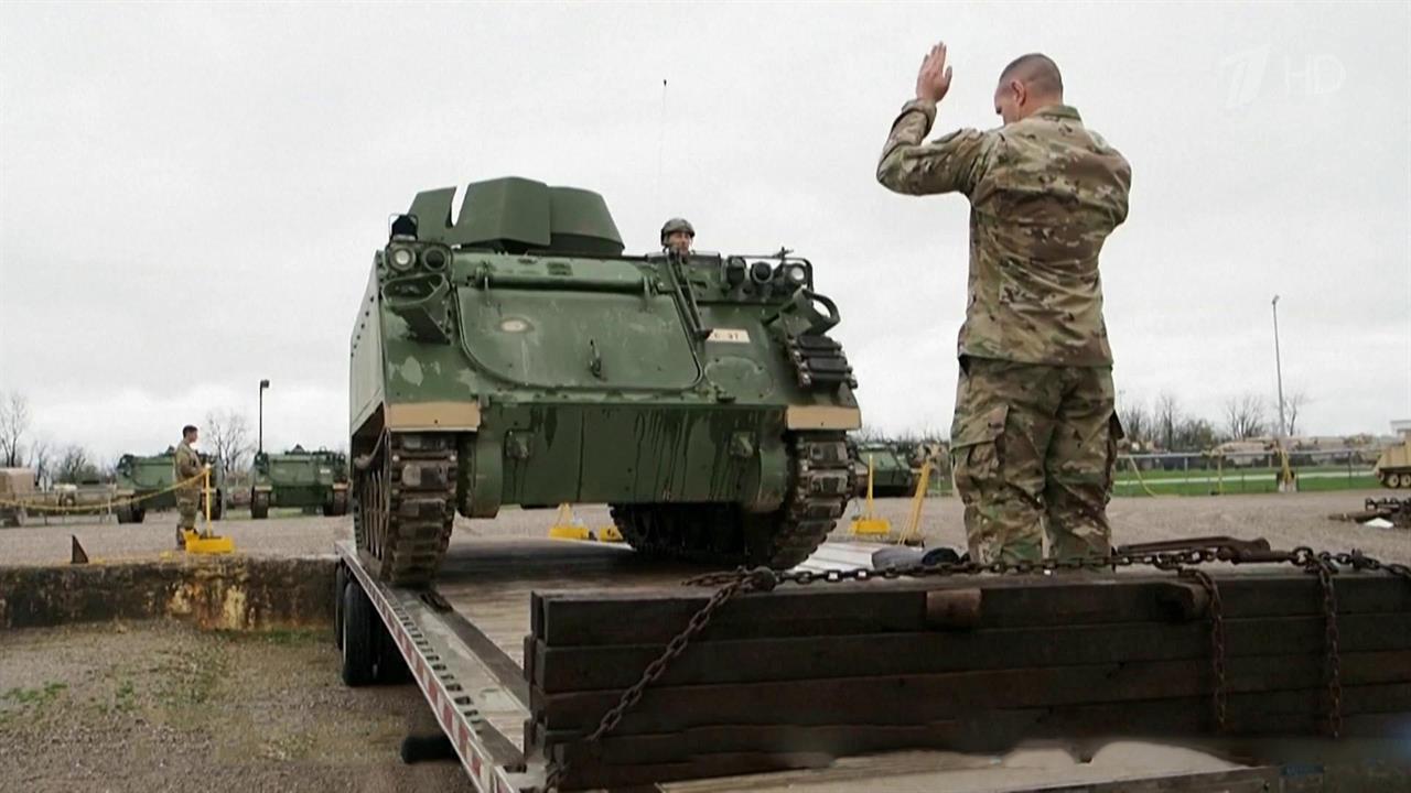 Пентагон показал, как в США готовят к отправке на Украину новую партию боевых машин