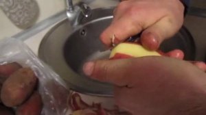 Как правильно чистить картофель.