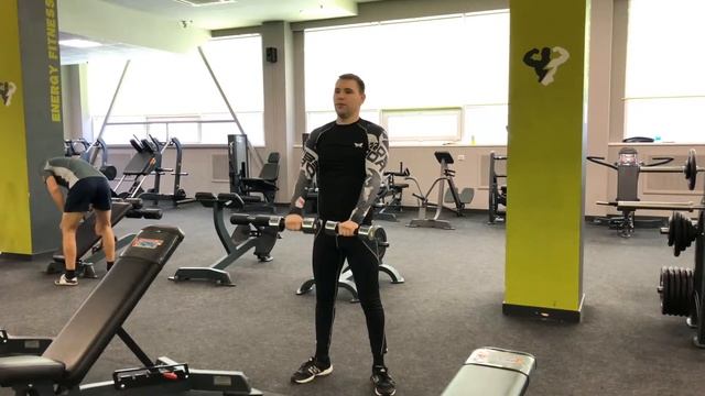 Махи гантелями перед собой поочередно