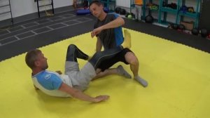 Побеждай с нами / Удушающий приём / с положения выход на рычаг локтя / удушающий приём в партере