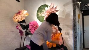 Монтаж фотозоны из РОСТОВЫХ ЦВЕТОВ, как украсить кофейню BACKSTAGE big flowers