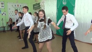 Стоят девчонки, стоят в сторонке