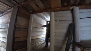 Затопил печку в землянке / Нашел большую землянку в лесу