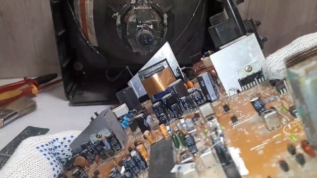 Сколько меди в телевизоре. Радиодетали содержащие драгметалл в телевизоре.