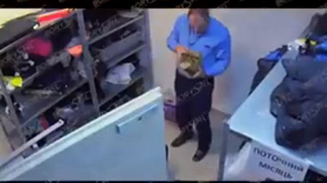 Работники аэропорта "Борисполь" копаются в чужих вещах