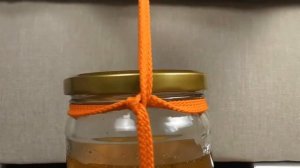 Крепление из веревки для банки. Так просто переносить емкость без ручки