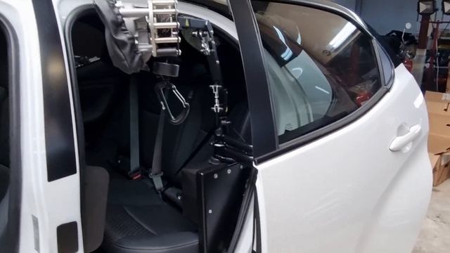 Porte arrière pivotante et treuil électrique amovible sur Toyota Yaris IV de 2023. смотреть онлайн