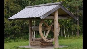 Примеры оформления дачных колодцев