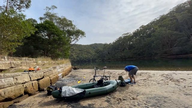 Bikerafting with a Brompton. Setting up the packraft with a folding bike. смотреть онлайн