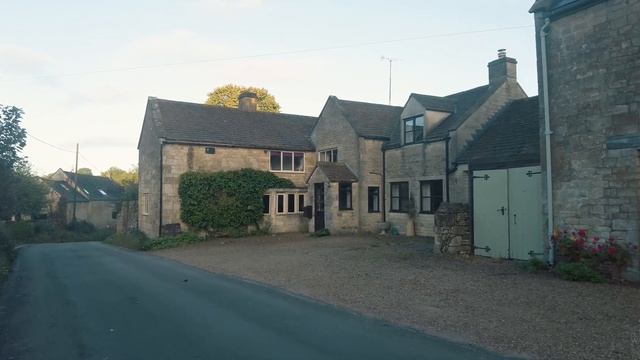 A Tranquil Early Autumn Walk in a Cotswold Village смотреть онлайн
